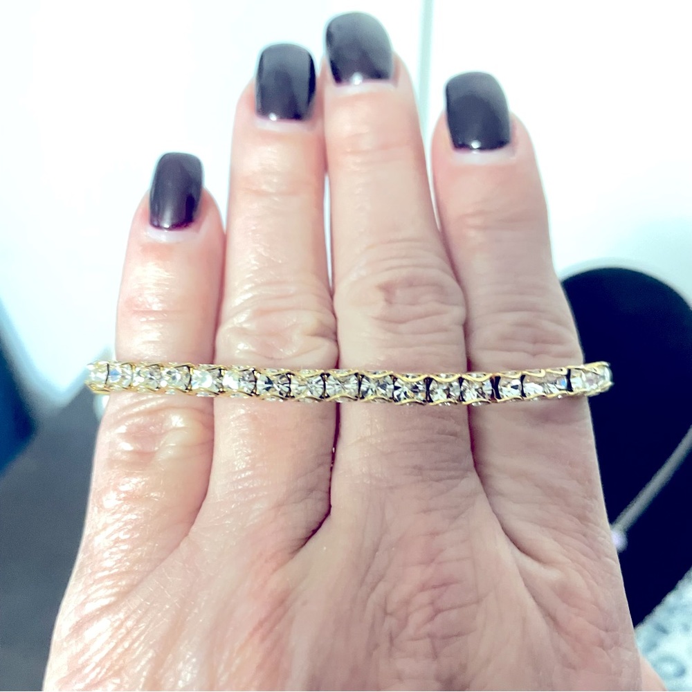 TOUCHSTONE CRYSTAL STRETCH BRACELET.NEW DRAW STRING BAG, THIS TYPE IS NOT BOXED